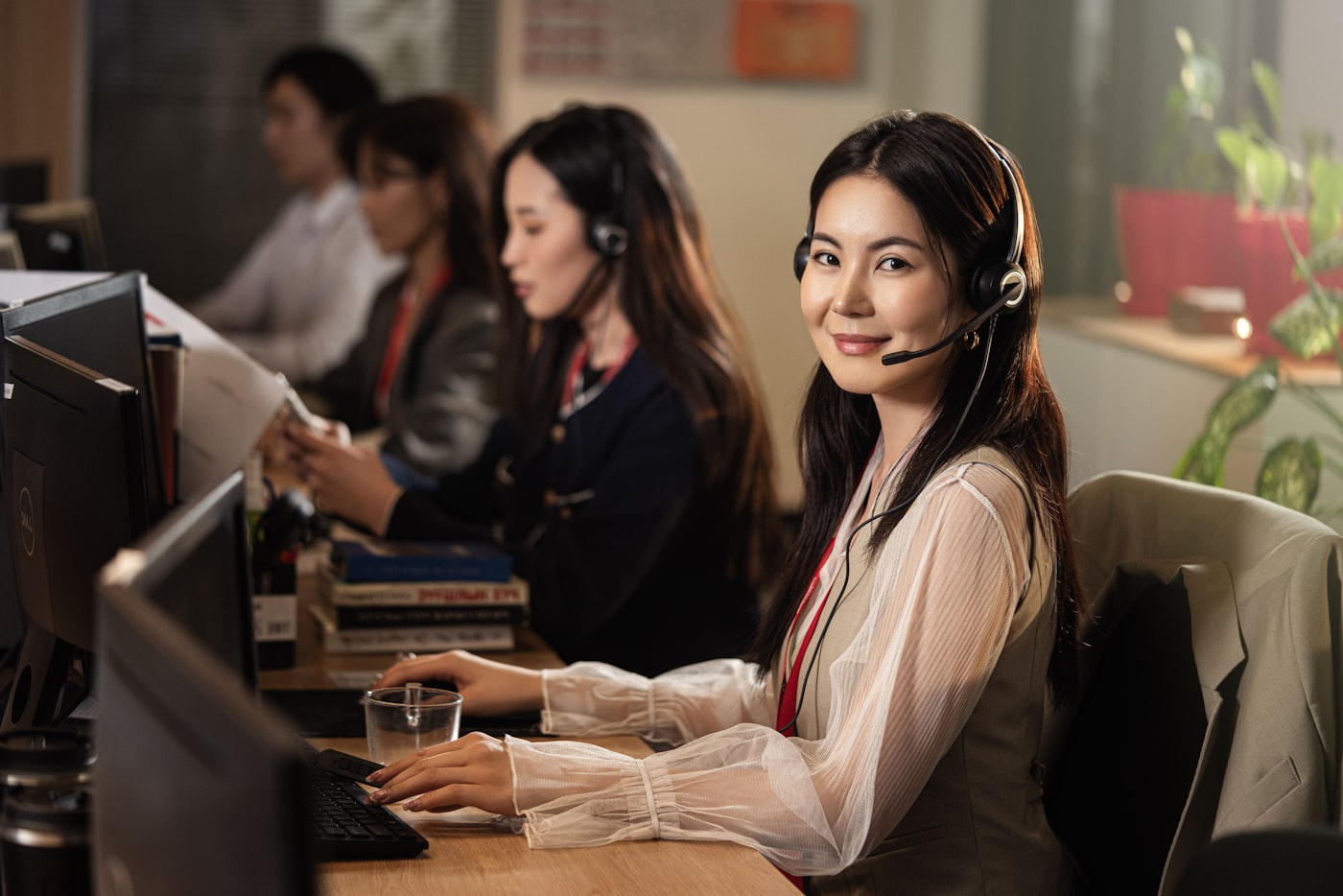 Klantenservicemedewerker met headset achter een computer