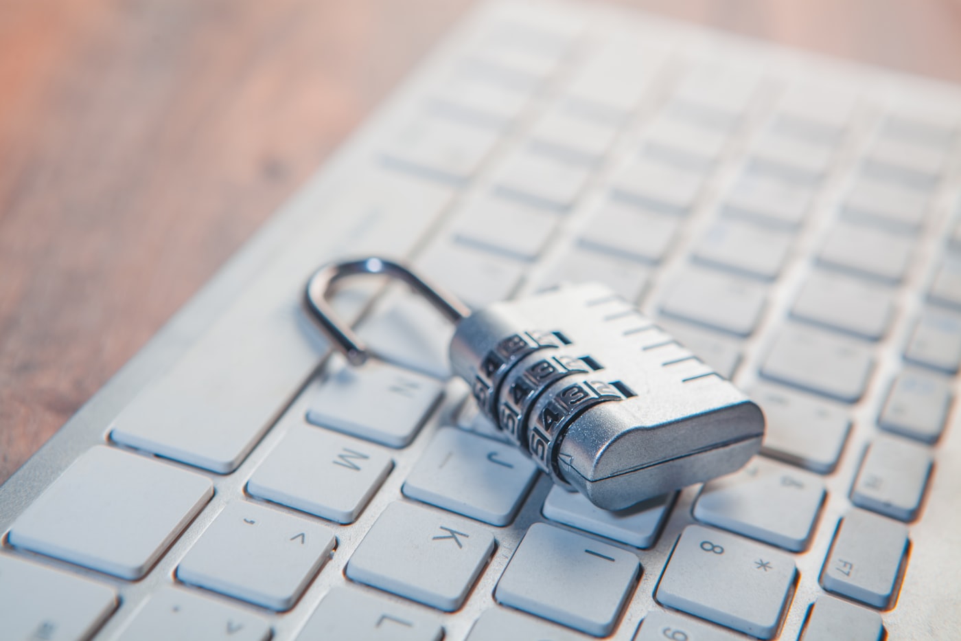 Hangslot op een laptoptoetsenbord als symbool voor cybersecurity